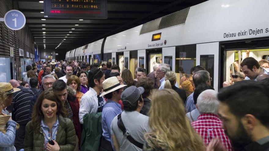 Una estación de metro, abarrotada en Fallas.