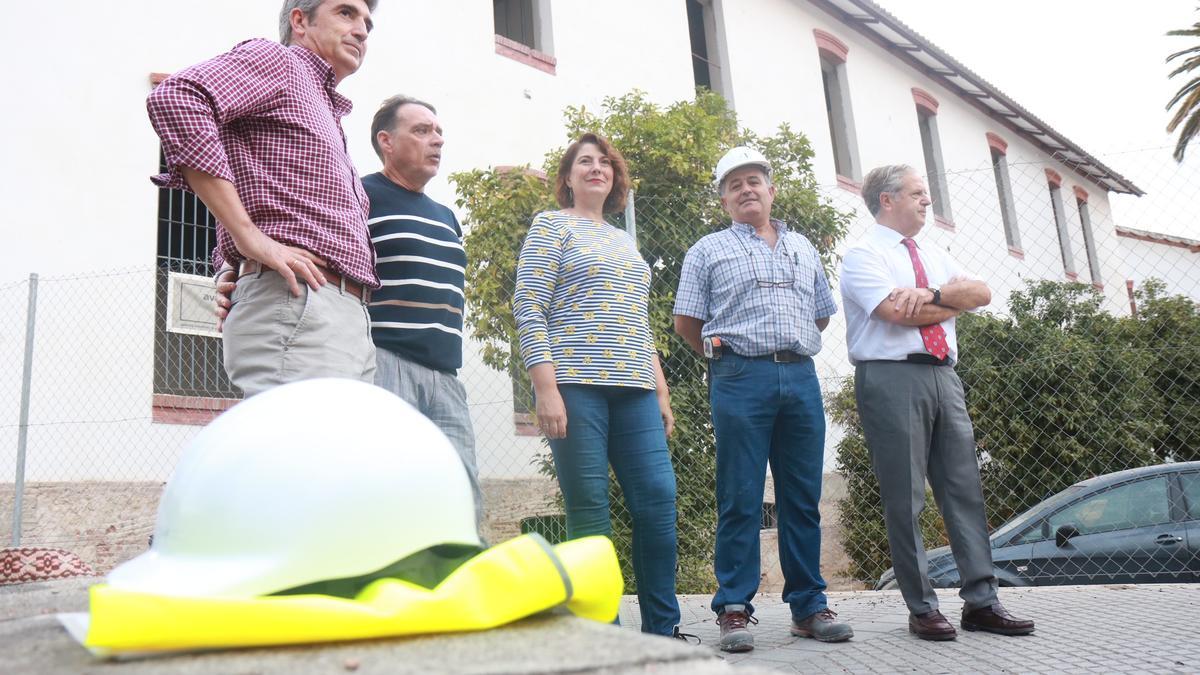 Visita de la delegada Eva Contador y de Salvador Fuentes a las obras del centro de emergencia habitacional del Ayuntamiento de Córdoba.