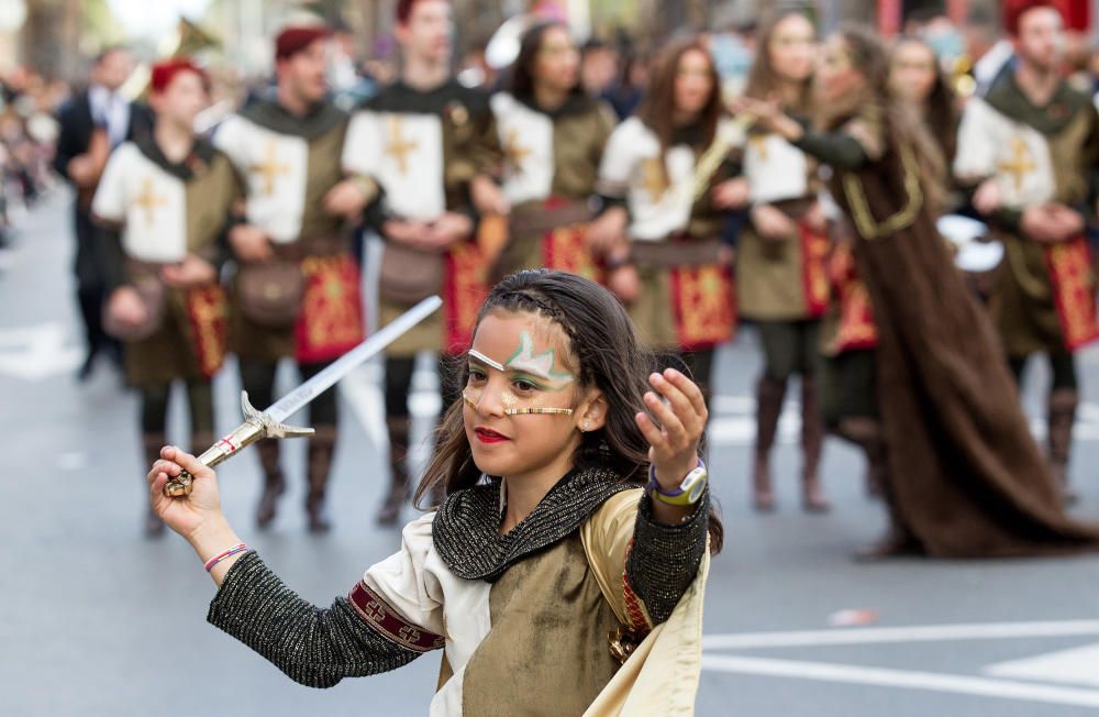 Los bailes y los trajes de los componentes de las comparsas llenaron la calle Alicante y la avenida Ancha de Castelar de colorido y originalidad.