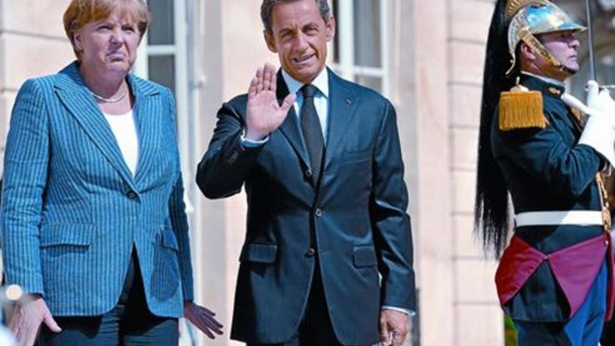 Merkel y Sarzoky, antes de comenzar la reunión en el Elíseo, ayer.