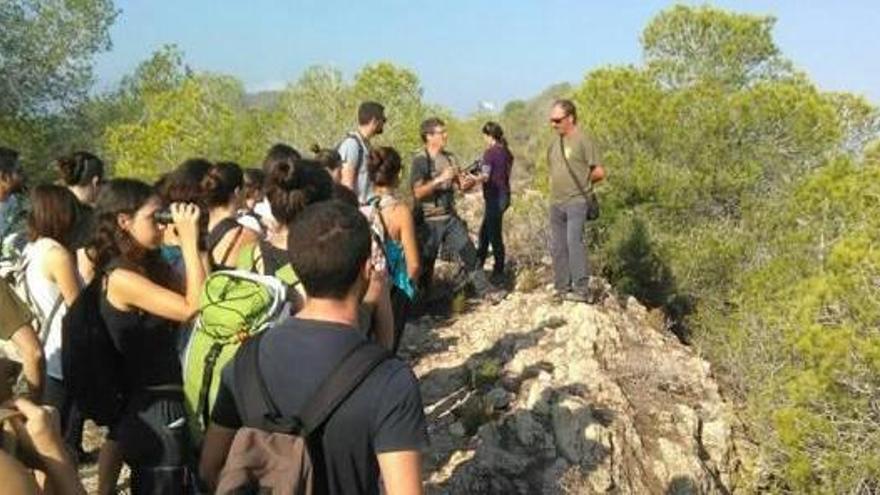Imagen de un grupo de escolares realizando una visita a Sierra Escalona.