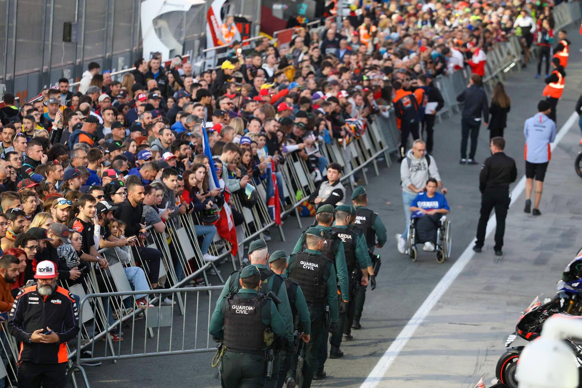 Más de 2.000 aficionados disfrutan del pitwalk con Marc Márquez y los pilotos de MotoGP