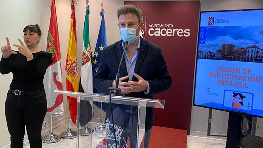 El concejal de Innovación del Ayuntamiento de Cáceres, Jorge Villar, ayer durante la intervención.