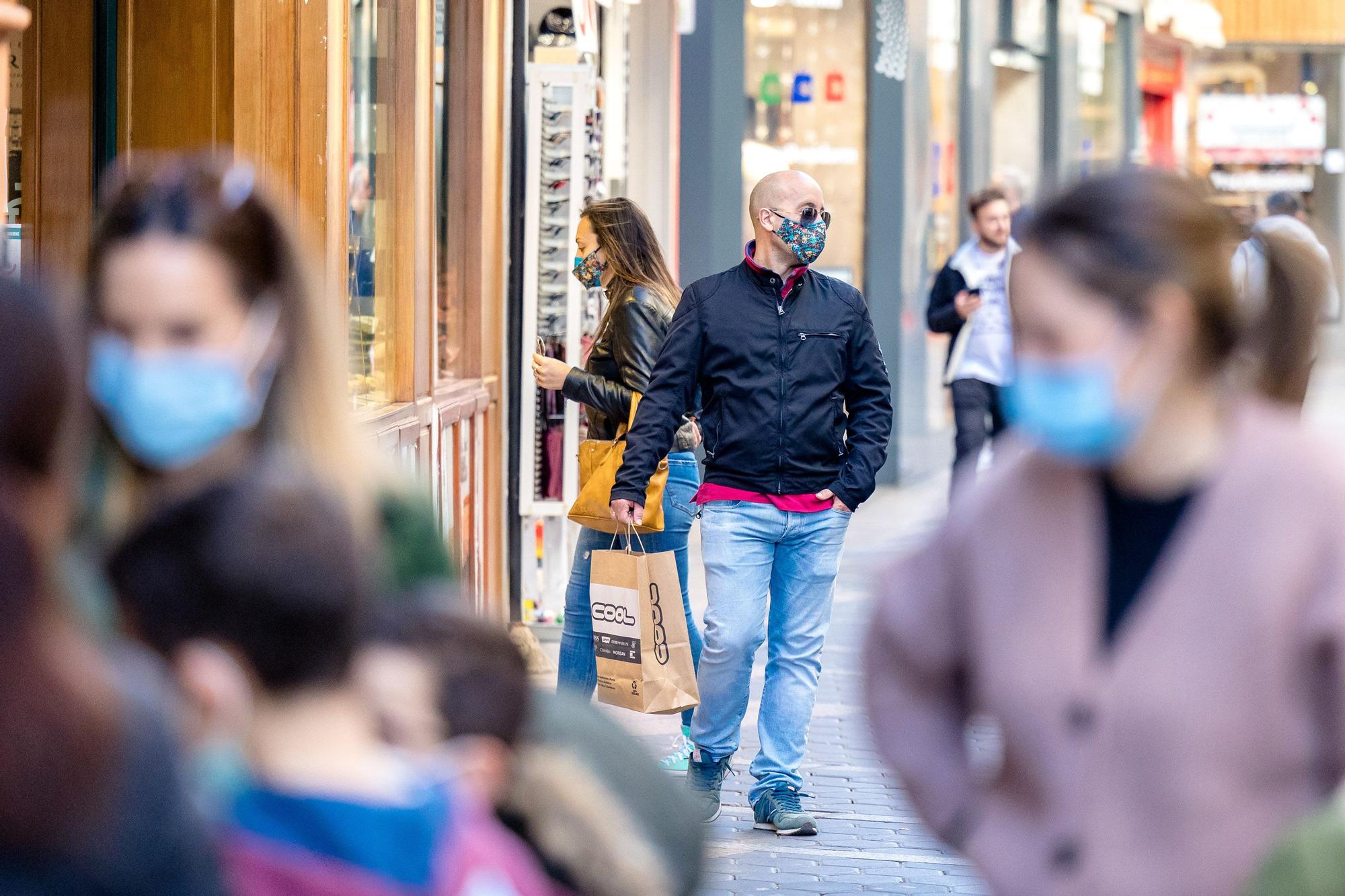 La campaña "BenidormTeDaMás" recibe una avalancha de peticiones de descarga de los bonos descuentos para comercios y hostelería de la ciudad. Los primeros días para gastar estos bonos han provocado colas en algunos establecimientos. La iniciativa, que pretende ayudar al sector e incentivar el consumo, estará en marcha hasta el 31 de diciembre.