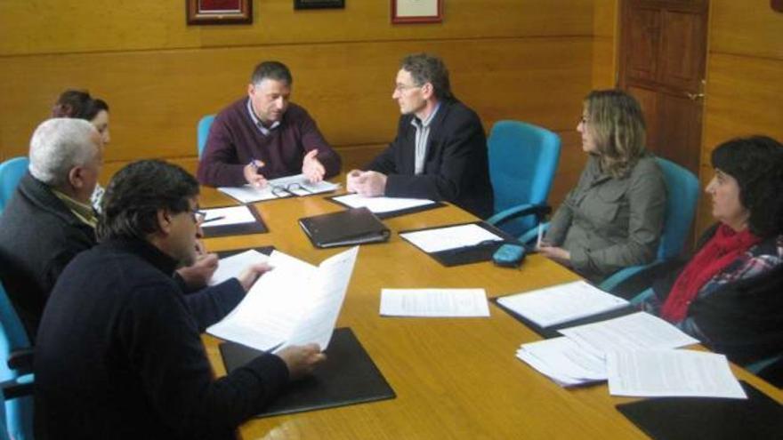 Reunión de constitución de la comisión de trabajo formada por personal municipal y Cuiña, ayer.