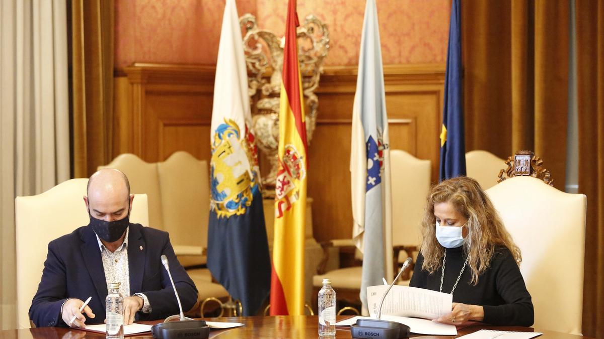 La presidenta de la Diputación, Carmela Silva, y el alcalde de Bueu, Félix Juncal, firman el convenio para la obra de la Biblioteca Torrente Ballester.