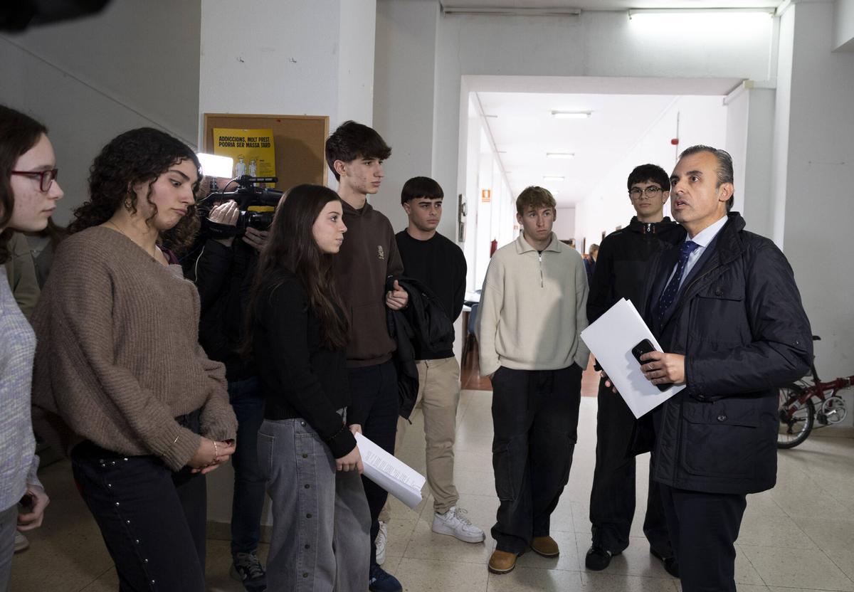 Antoni Vera, conseller de Educación y Universidades, visita el IES Joan Alcover