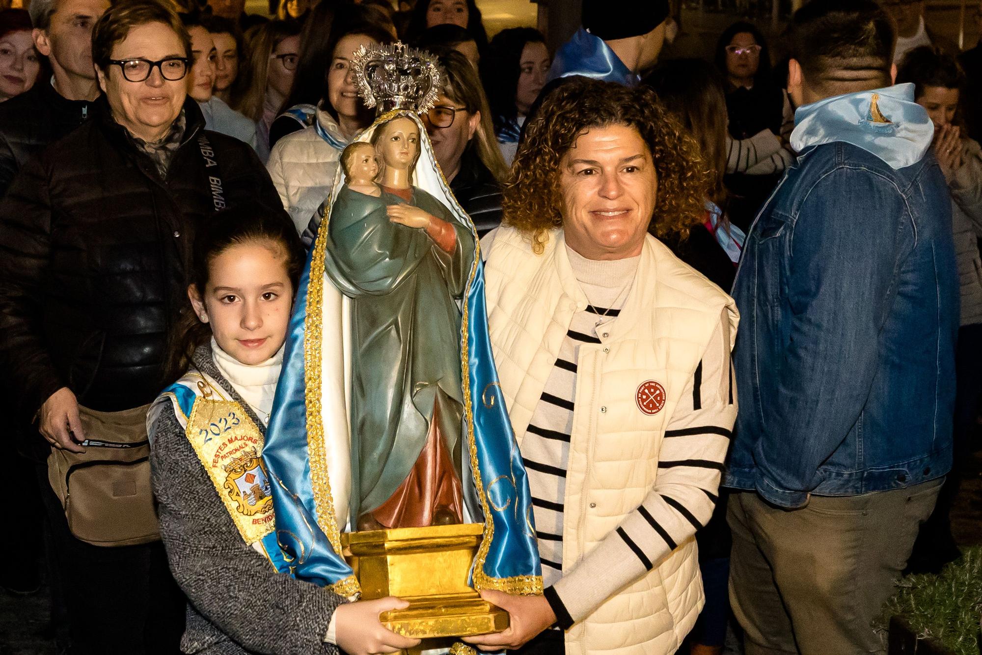 Devoción en Benidorm en la procesión de L'Alba