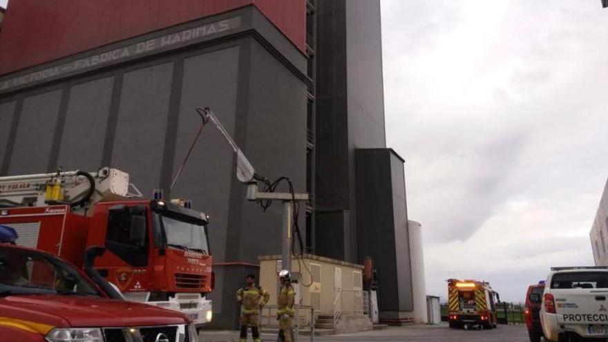 Los bomberos sofocan un incendio en una fábrica de harina de Tauste