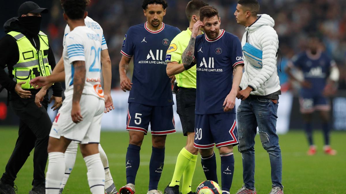 Messi fue increpado por un espontáneo durante el encuentro.