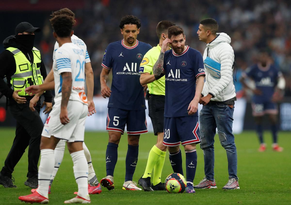 Messi fue increpado por un espontáneo durante el encuentro.