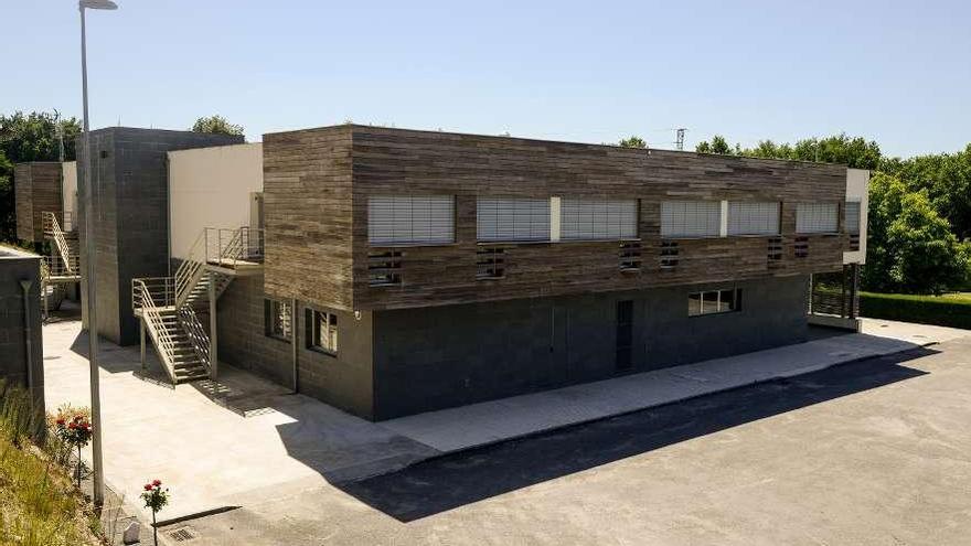 Edificio del centro de día de Nogueira de Ramuín que nunca llegó a funcionar. // Brais Lorenzo