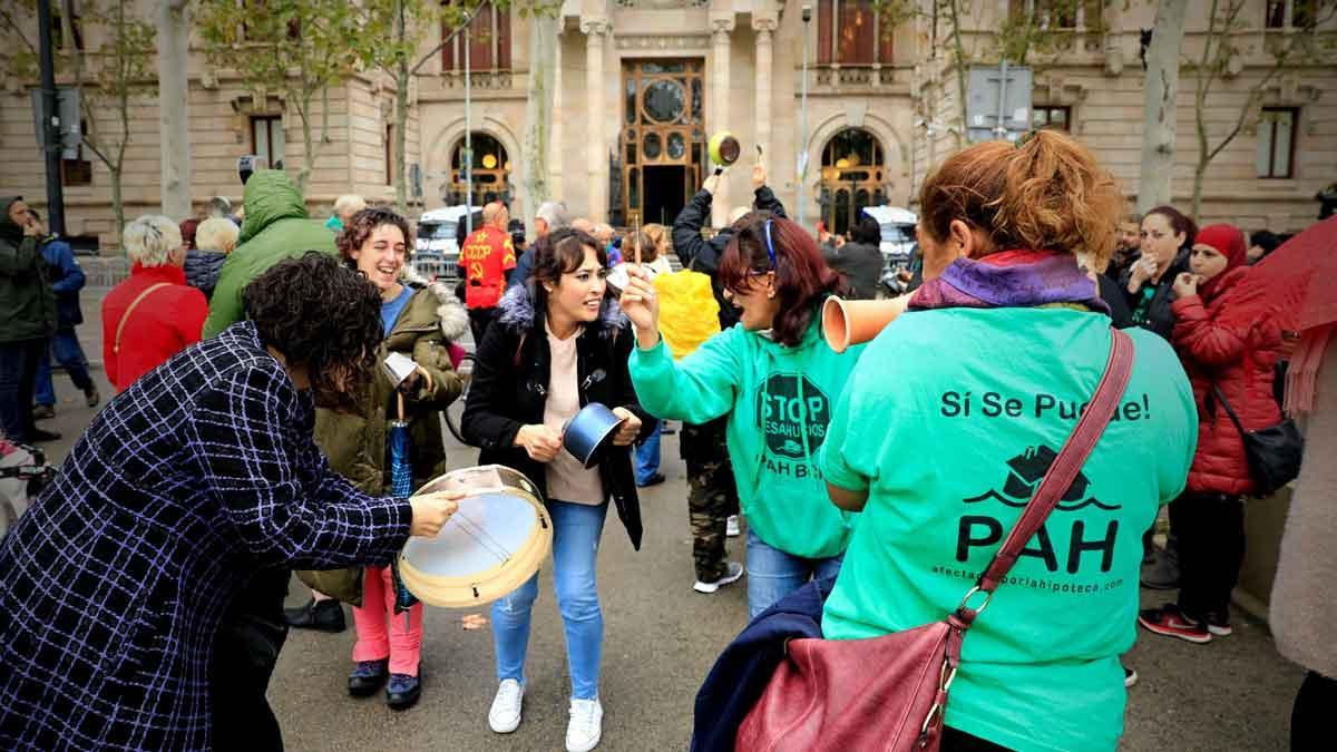 Protesta de la PAH frente al TSJC por la sentencia del impuesto de las hipotecas.