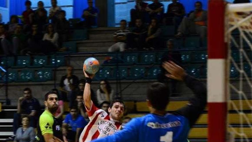 Rubén Soliño intenta un lanzamiento en un partido anterior. // G. Núñez