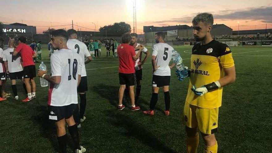 Los jugadores se refrescan en un receso durante el partido.