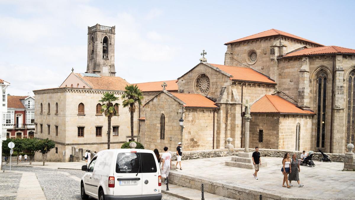 Una furgoneta circula por el casco histórico de Betanzos.
