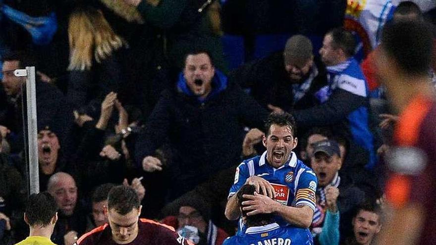 Los jugadores del Espanyol celebran el gol. // Jopep Lago