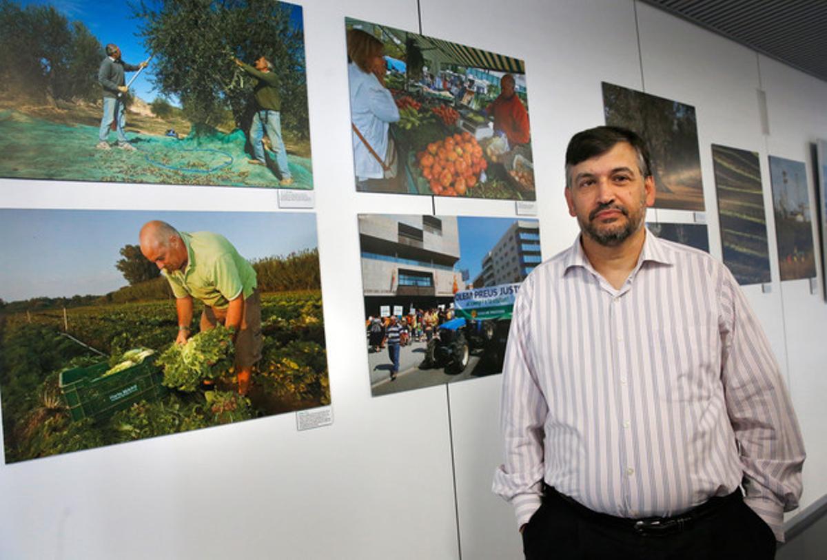 Joan Caball, coordinador nacional d’Unió de Pagesos, en la seu del sindicat a la Zona Franca.