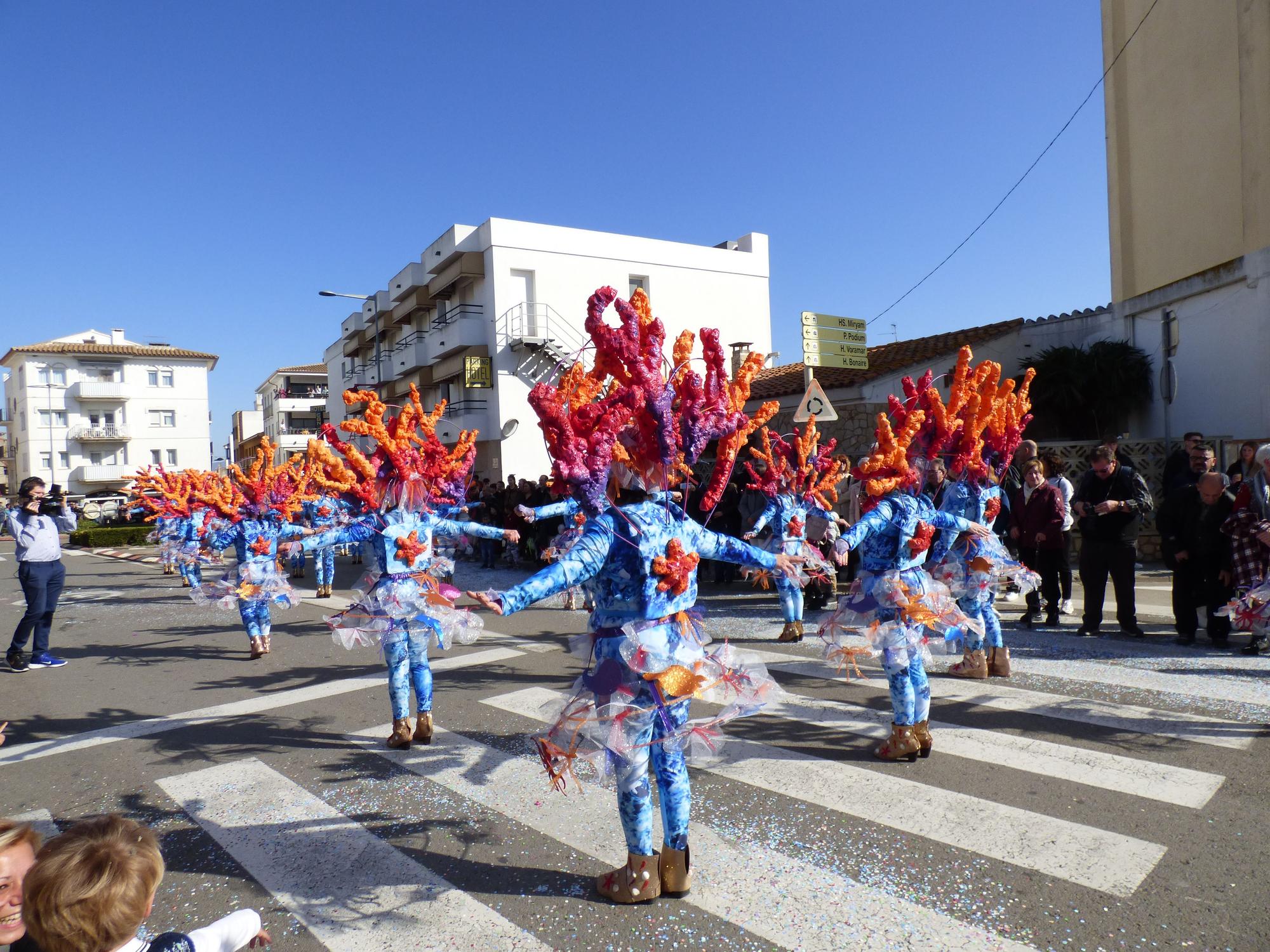 L'Escala vibra amb una rua de carnaval carregada d'imaginació