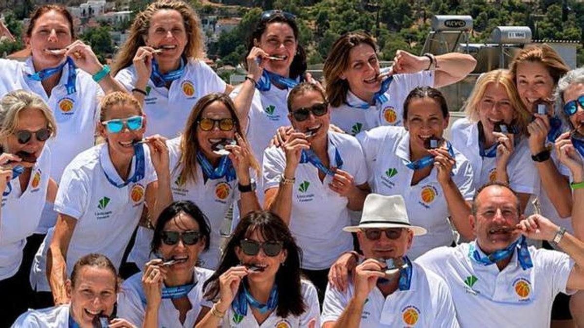 Los cajistas posan con su medalla de bronce.