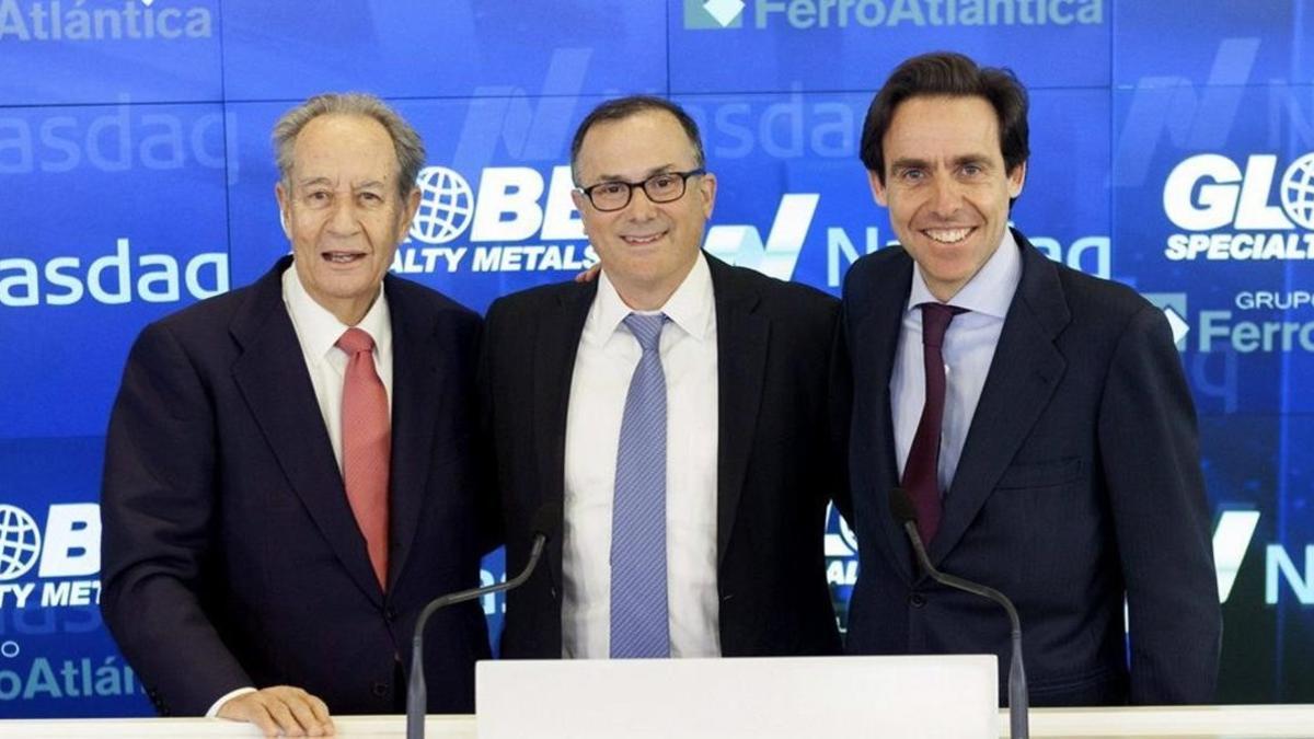 Javier López Madrid (derecha) con su suegro, el presidente del Grupo Villar Mir, Juan Miguel Villar Mir, y el presidente de Globe, Alan Kastebaum, durante un acto en Nueva York en el 2015.