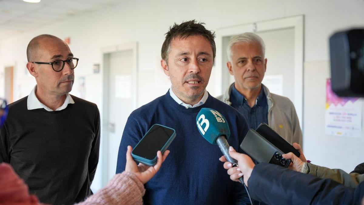 El director del IB-Salut, Javier Ureña, durante sus declaraciones a los medios en Formentera