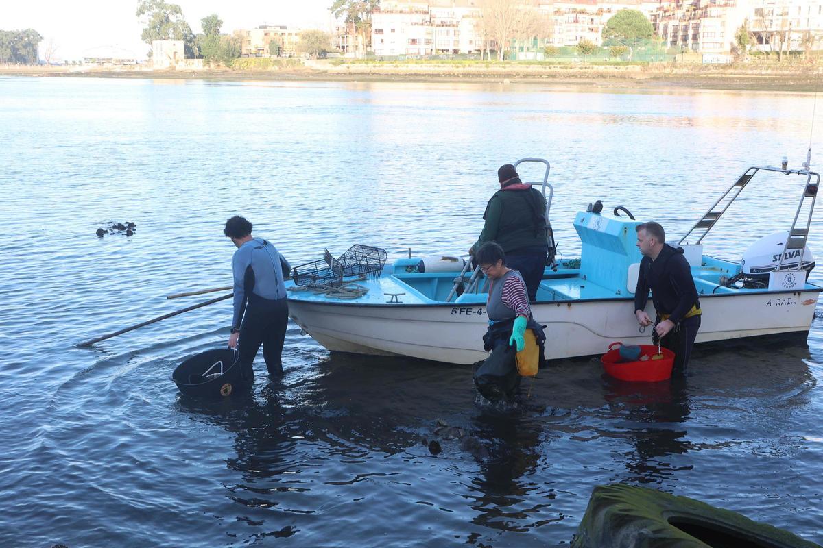 Los mariscadores a pie de la ría de O Burgo vuelven a faenar tras casi cuatro años de espera Los mariscadores a pie de la ría de O Burgo vuelven a faenar tras casi cuatro años de espera