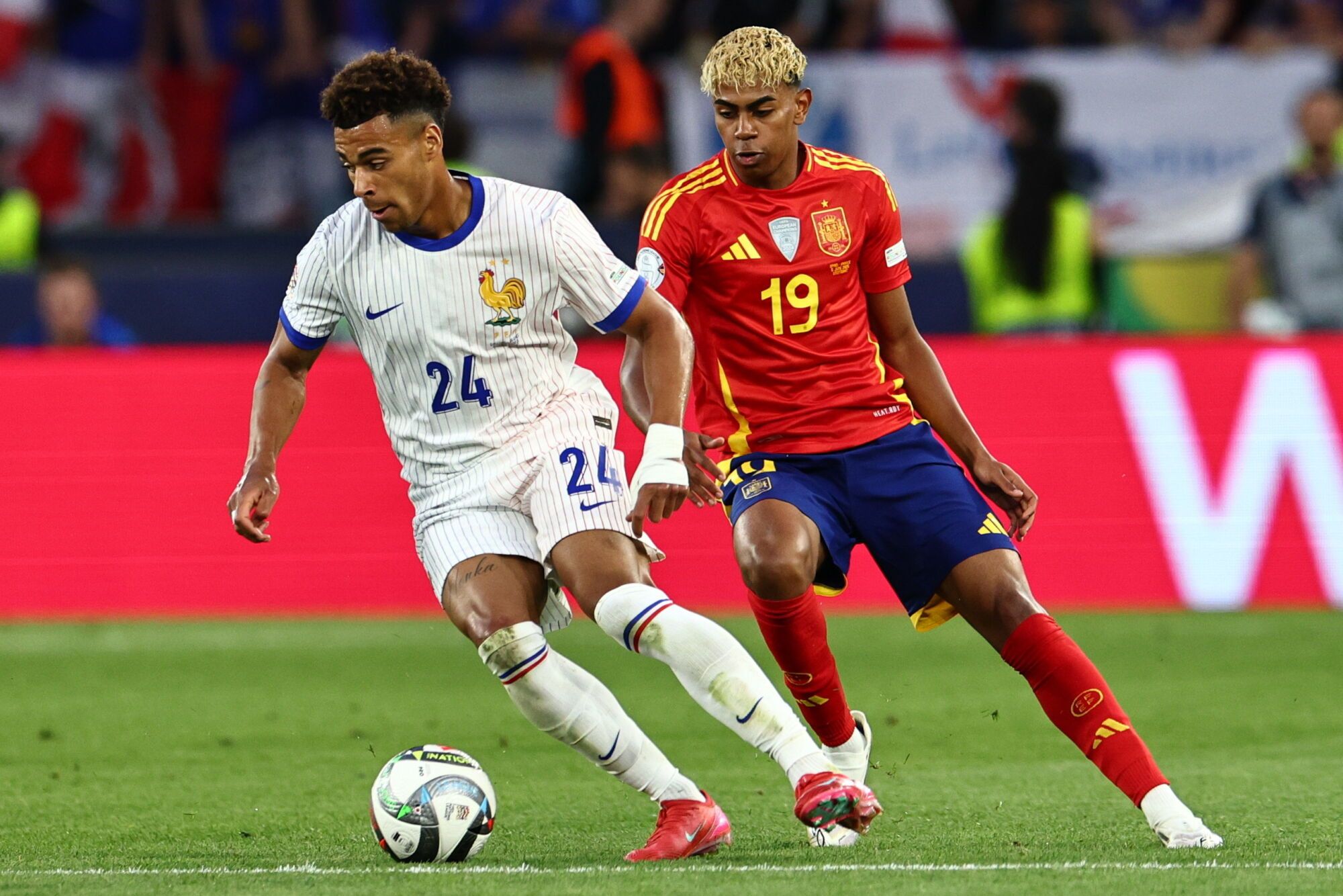 Stuttgart (Germany), 05/06/2025.- France's Desire Doue (L) in action against Spain's Lamine Yamal during the UEFA Nations League semi-final soccer match between Spain and France, in Stuttgart, Germany, 05 June 2025. (Francia, Alemania, España) EFE/EPA/ANNA SZILAGYI