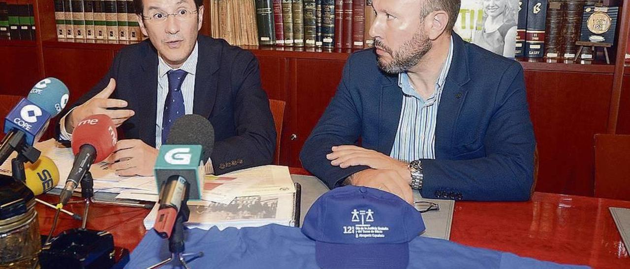 Ramón Jáudenes (izda.), decano del Colegio, durante una campaña en defensa del turno de oficio. // R. V.