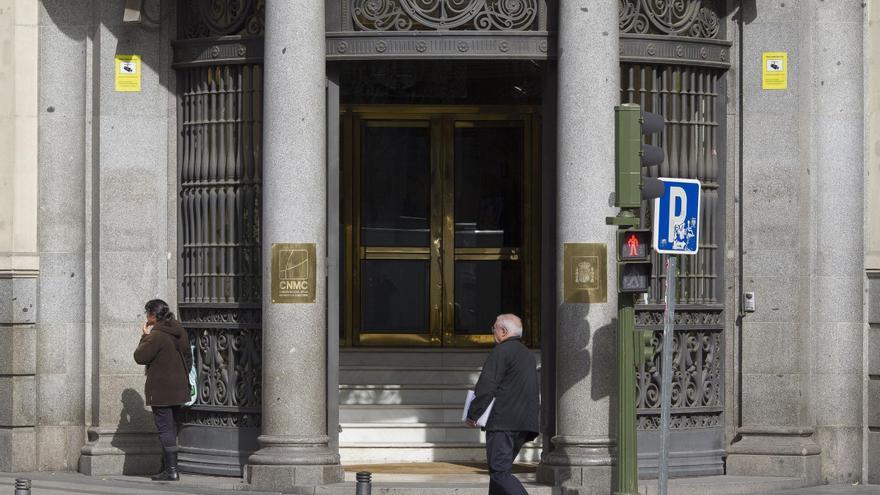 Competencia advierte a las eléctricas que no pueden subir el precio de la factura de la luz por el apagón