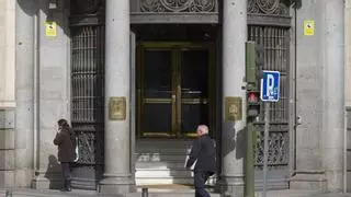 Competencia advierte a las eléctricas que no pueden subir el precio de la factura de la luz por el apagón