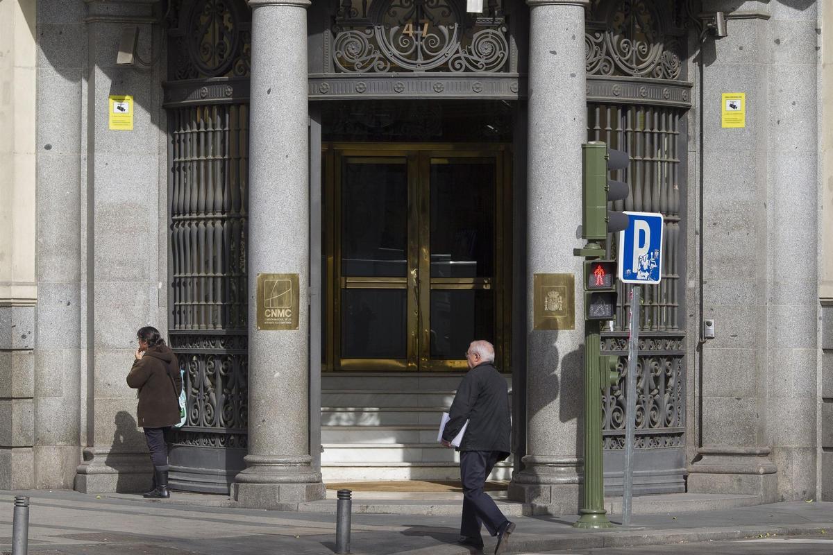 Competència adverteix les elèctriques que no poden apujar el preu de la factura de la llum per l’apagada Competència adverteix les elèctriques que no poden apujar el preu de la factura de la llum per l’apagada