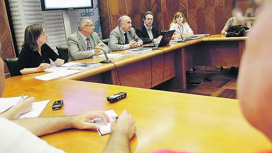 Por la izquierda, Ana Fernández, Santiago G. Granda, Vicente Gotor, Carlos Rico y la directora de área Silvia Gómez.