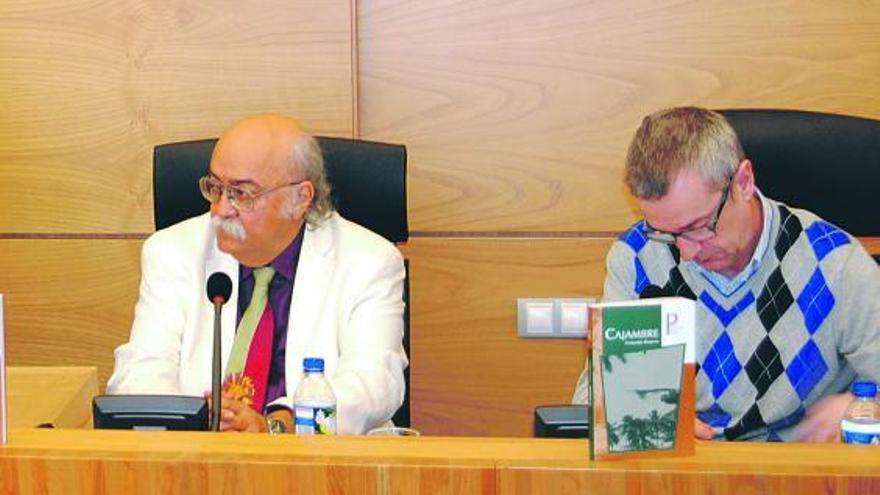 Armando Romero, a la izquierda, y Ramón Quirós, ayer, durante el acto de entrega del premio, en la Pola.