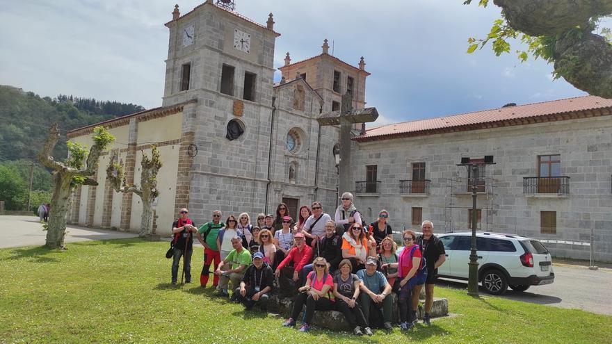 El Camino Primitivo triunfa en Salas: una ruta por el patrimonio local que agota las plazas
