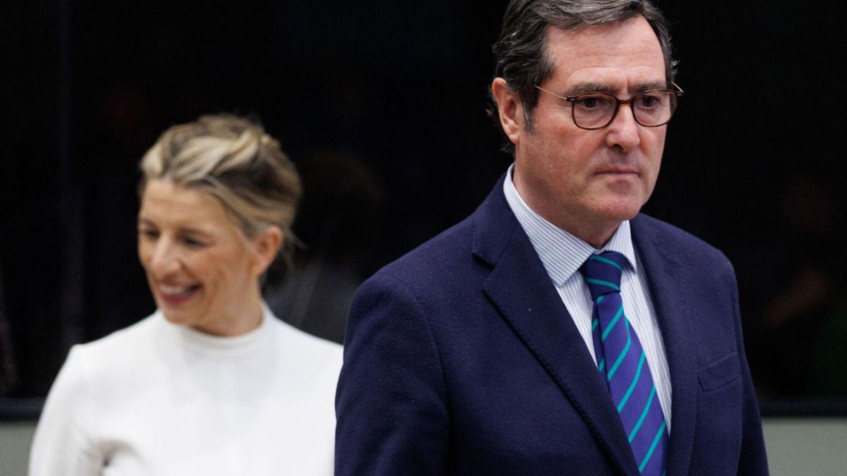 Antonio Garamendi, president de la CEOE, precedeix la vicepresidenta segona del Govern, Yolanda Díaz. | EDUARDO PARRA / EUROPA PRESS
