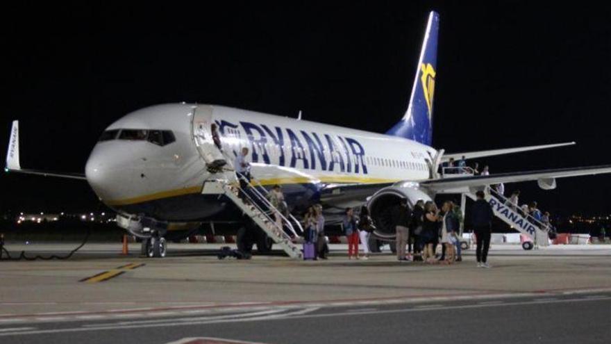 Los pilotos de los vuelos de París y Londres, de Ryanair, se niegan a aterrizar en Zaragoza por el mal tiempo