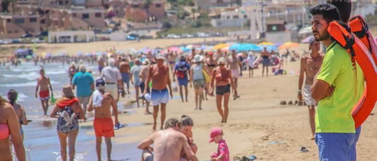 Imagen de la playa de La Mata, en la que el informe señalaba el mal estado de los tablones de las pasarelas, entre otras deficiencias subsanadas