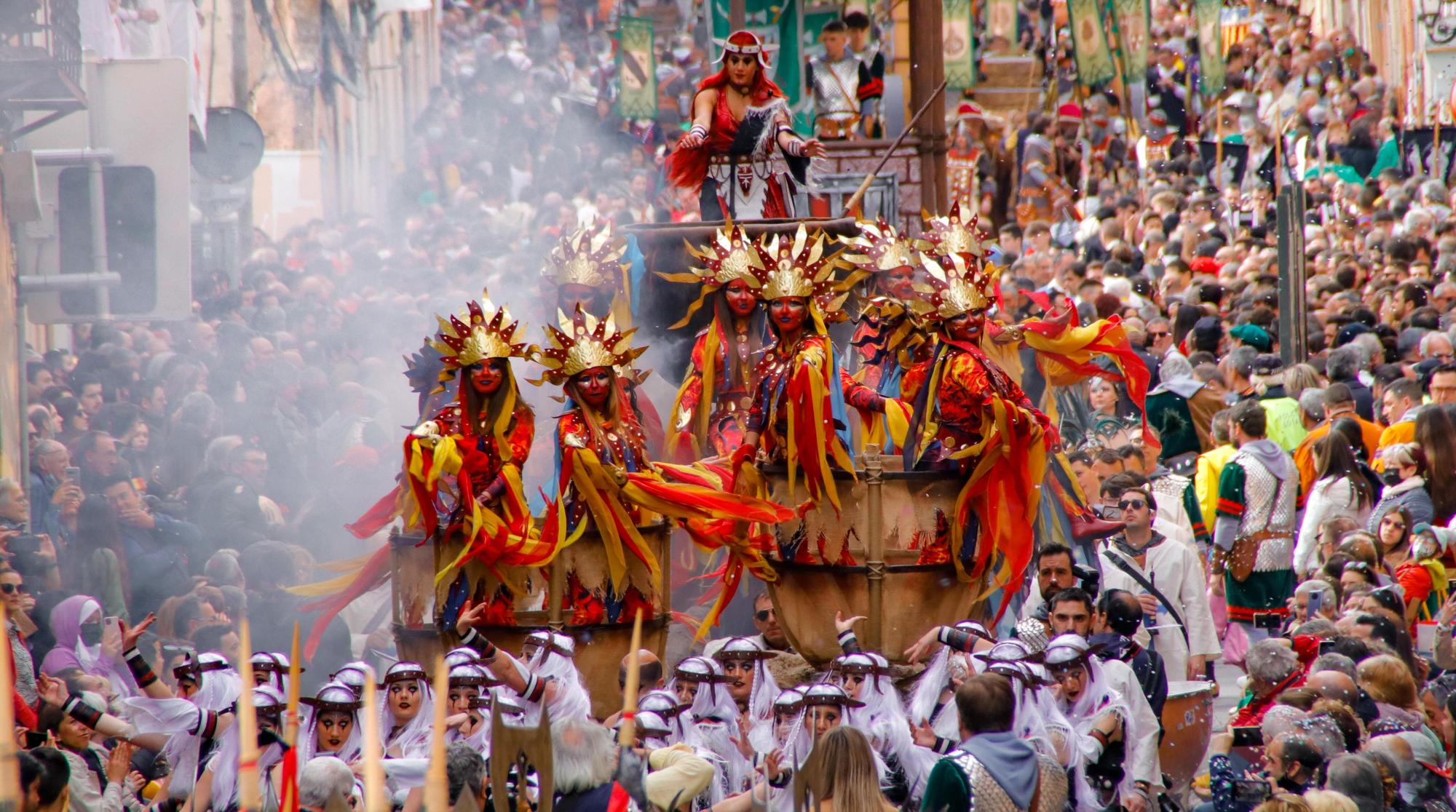 Espectaculares boatos y carrozas en las Fiestas de Alcoy