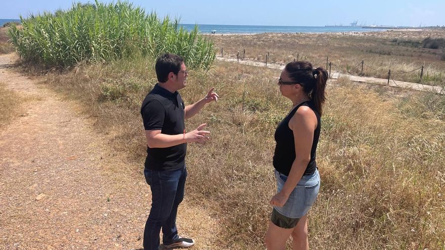 El portaveu de Compromís a la capital, Ignasi Garcia; i la regidora Vera Bou, a la platja amb bandera negra.