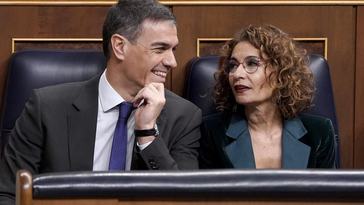 El presidente del Gobierno, Pedro Sánchez, y la vicepresidenta primera y ministra de Hacienda, María Jesús Montero, durante una sesión de control en el Congreso.