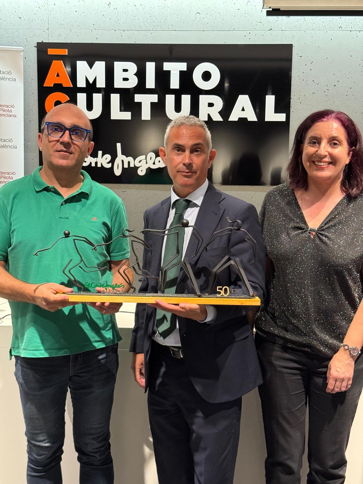 La FPV va atorgar un detall a Víctor Hernández per les noces d'or del campionat.