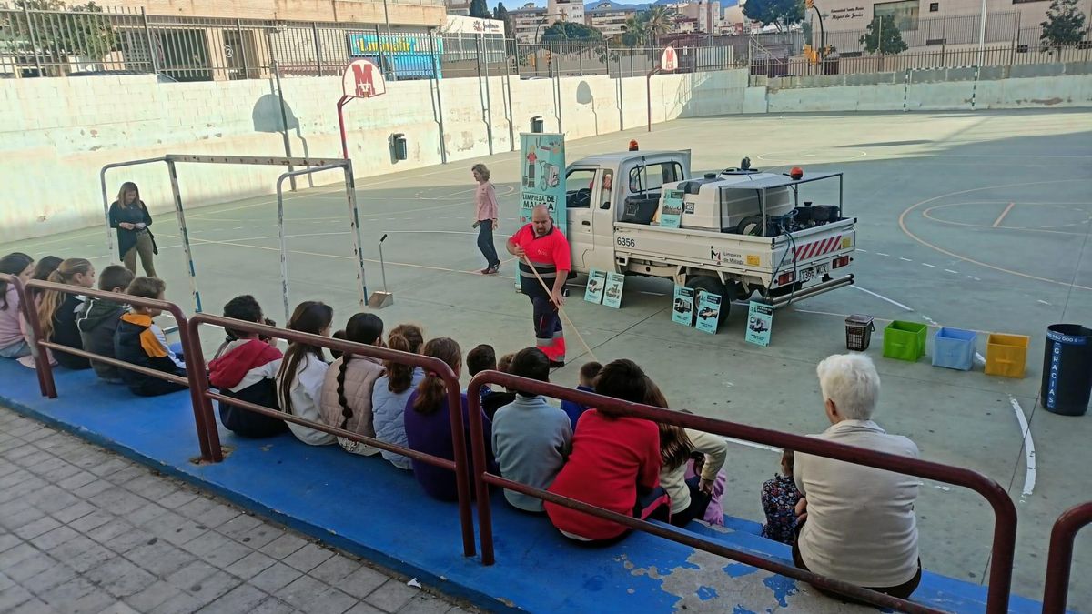 Alumnos del CEIP Ramón Simonet, recibiendo una charla de operarios de Limasam el pasado febrero.
