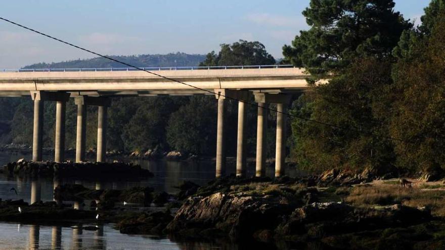 Zona en la que apareció el móvil, bajo el puente de la Autovía do Barbanza.