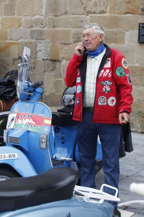 Concentración de Vespas y Lambretas en el Euroyeyé de Gijón