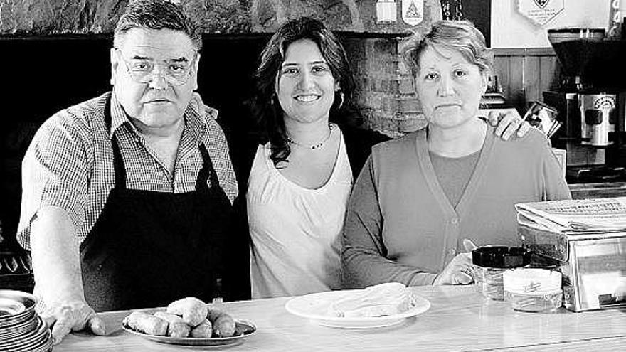 Anabel Santiago, en el centro, con sus padres, Alitrio y Victoria, ayer, en el restaurante familiar de Campo Caso.