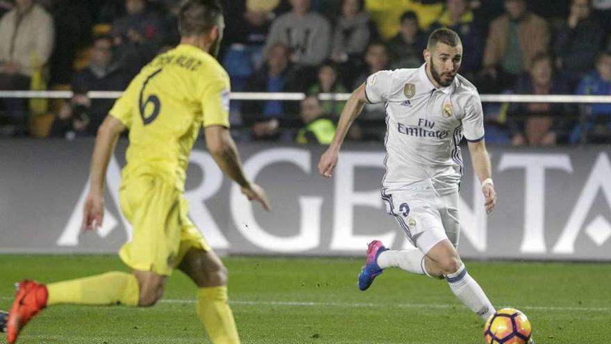 Benzema conduce el balón, ayer en el partido contra el Villarreal.