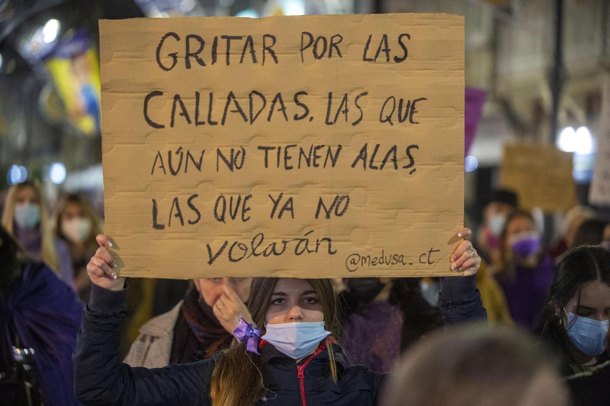 Una joven sostiene una pancarta en una manifestación en Cartagena para clamar por las víctimas de violencia sexual y machista contra la mujer.