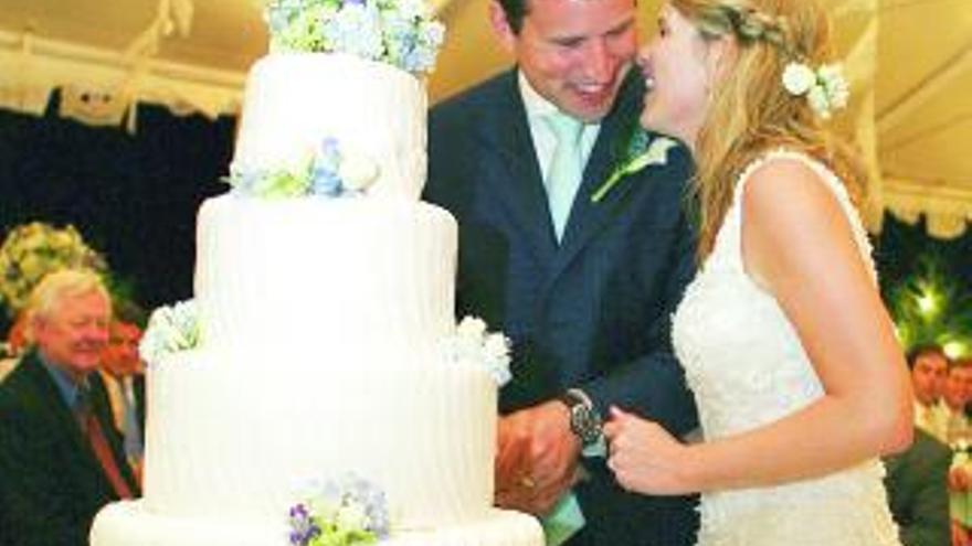 Jenna Bush y Henry Hager, en una foto difundida ayer, en el momento de cortar la tarta nupcial el pasado sábado.