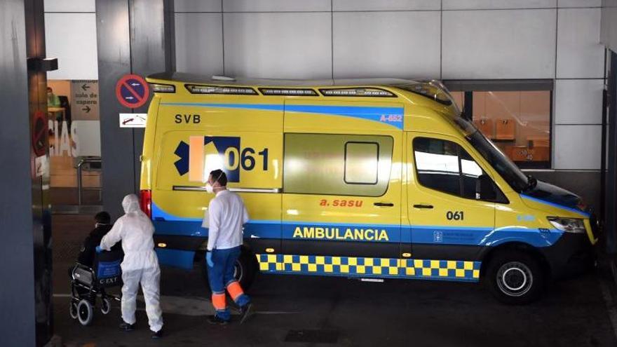 Una ambulancia en las Urgencias del Hospital de A Coruña.